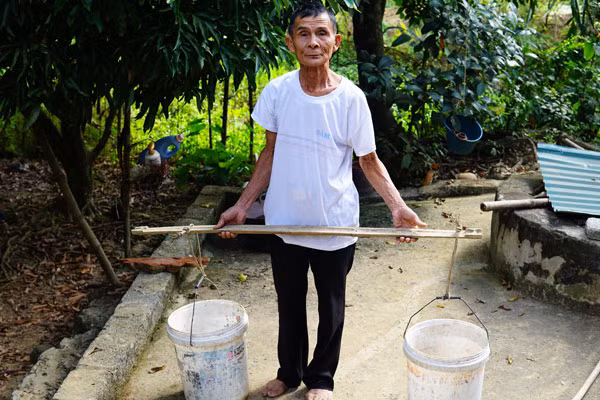 Ông Thước và đôi quang gánh đi lấy nước. Ông Thước và đôi quang gánh đi lấy nước.