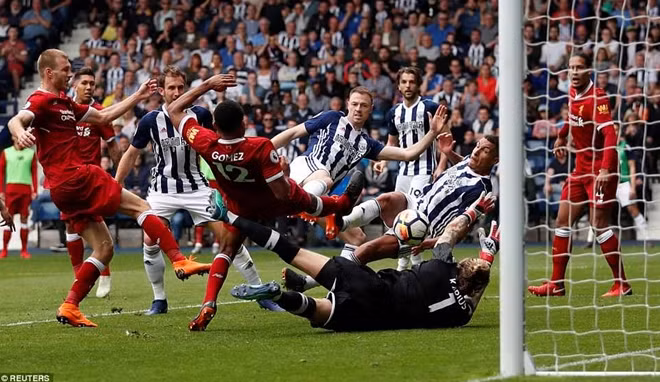 Trước đó Jake Livermore có pha tỏa sáng rút ngắn tỷ số. Ảnh: Reuters.