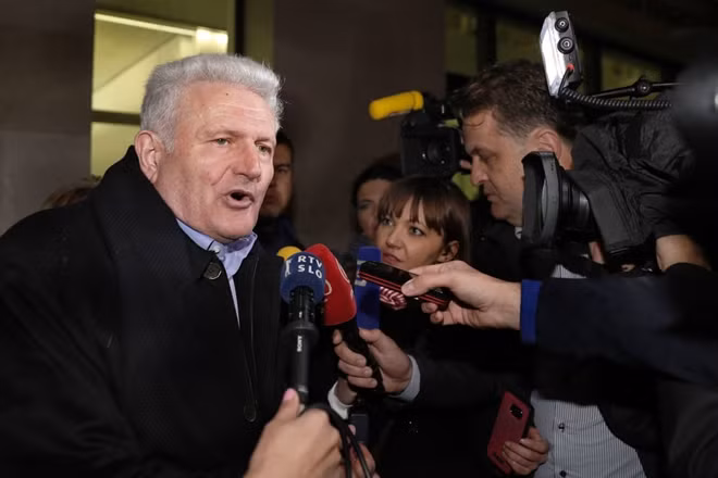 Nhà tài phiệt Croatia Ivica Todoric trả lời báo chí bên ngoài Tòa án Westminster ở trung tâm London.