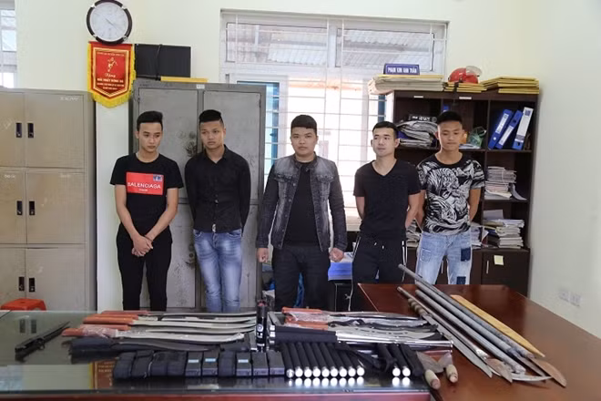 Nhóm thanh niên và số vũ khí thu giữ tại Công an huyện Yên Lạc