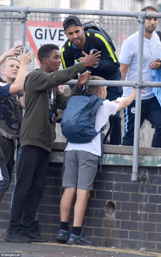 Rất nhiều fan đã chờ đón các cầu thủ ManCity trên đường đi để có một tấm ảnh chụp chung với các thần tượng.