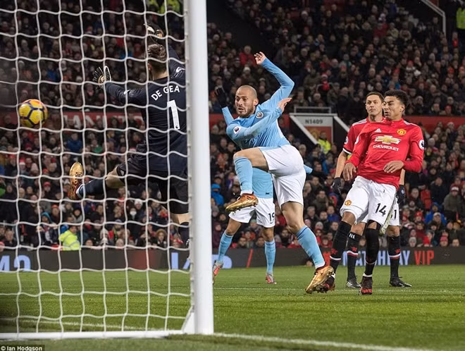 Pha dứt điểm mở tỷ số của David Silva trong hiệp 1. Ảnh:DM.