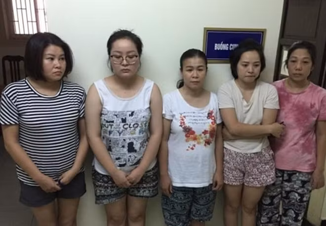 Nhóm 6 nữ quái làm giả hàng trăm bộ hồ sơ để lừa tiền tỷ ngân hàng bị cơ quan công an bắt giữ.