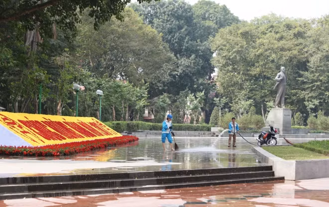 Công nhân môi trường đô thị dọn rửa công viên trước thời khắc giao thừa.