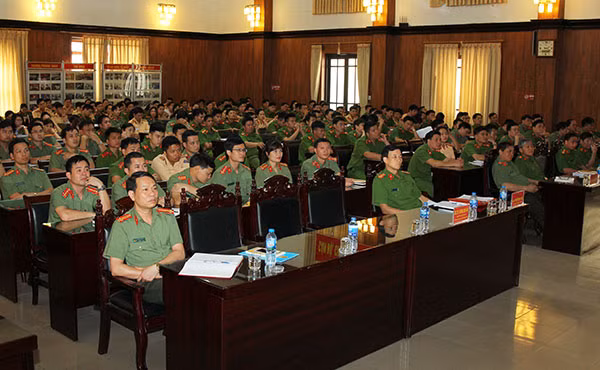 Các đại biểu dự buổi nói chuyện chuyên đề.