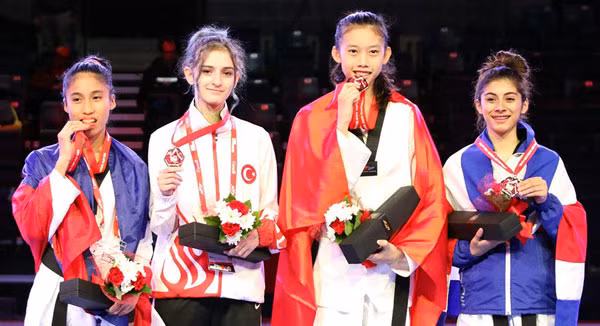 Võ sĩ Taekwondo Hồ Thị Kim Ngân (thứ hai từ phải sang) sẽ được Tổng cục TDTT và đơn vị chủ quản cùng phối hợp đầu tư.