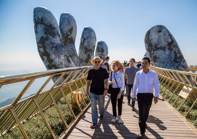 Tỷ phú Anh Joe Lewis tham quan Cầu Vàng ở Bà Nà Hills