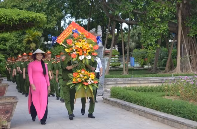 Dâng hương dâng hoa báo công lên anh linh Chủ tịch Hồ Chí Minh.