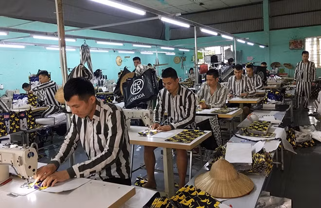 Giờ lao động của các phạm nhân án dài, án cao và có nhiều tiền án tại xưởng may Trại giam Quảng Ninh.