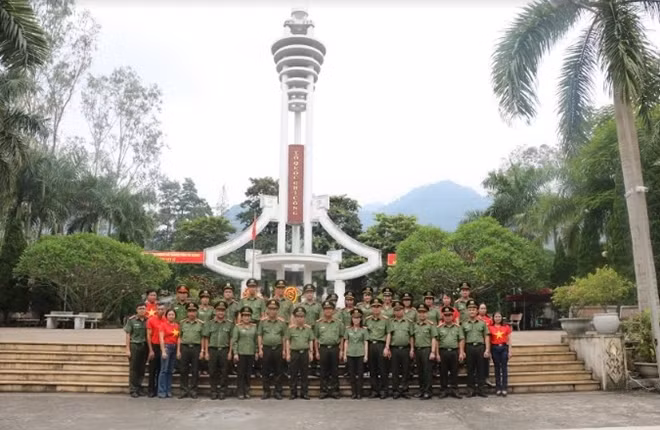 Đoàn đại biểu Cục Y tế dâng hương, hoa tại Nghĩa trang liệt sĩ Quốc gia Vị Xuyên.
