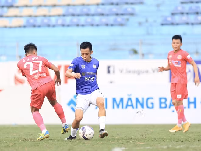 Hà Nội FC sau đó có gắng đẩy mạnh tấn công nhằm gia tăng cách biệt.