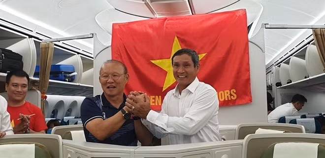 Hai HLV Park Hang-seo và Mai Đức Chung trên máy bay. Đây là lần đầu tiên bóng đá nam Việt Nam đoạt huy chương vàng SEA Games, cũng là lần đầu tiên Đoàn TTVN độc chiếm toàn bộ huy chương vàng tại môn thể thao ở một kỳ Đại hội thể thao Đông Nam Á.