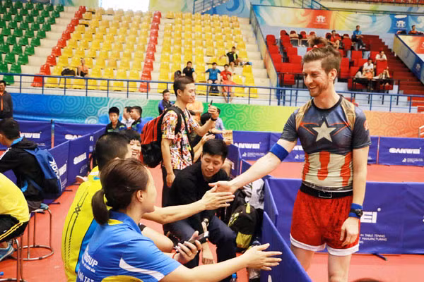VĐV Adam Bobrow giao lưu, cảm ơn các khán giả đã cổ vũ cho anh tại giải đấu.
