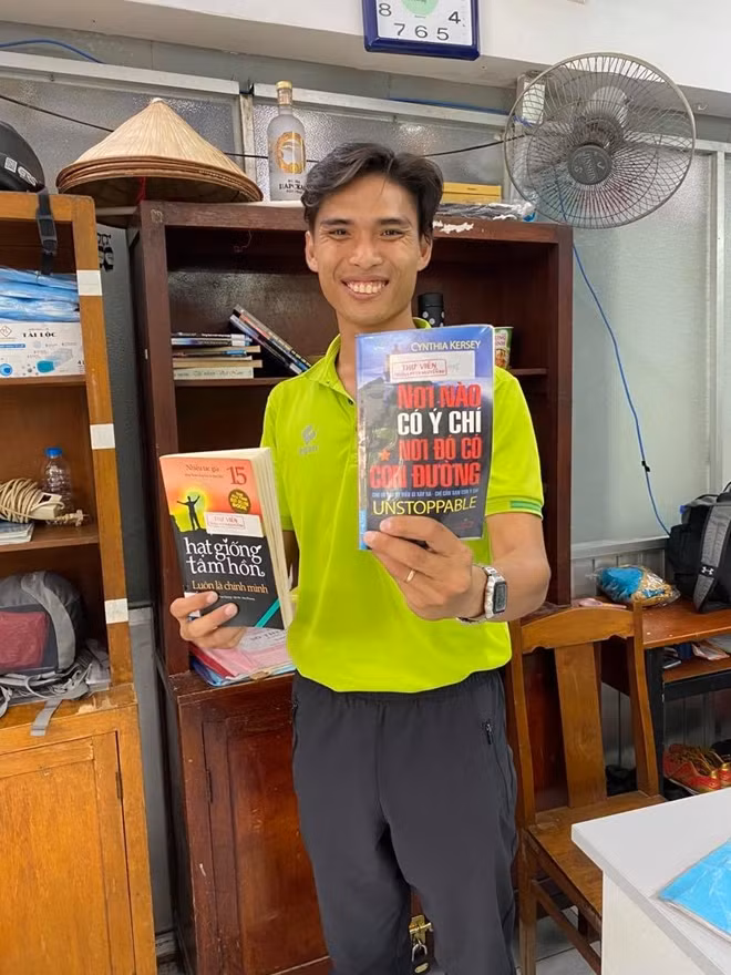 Phòng giám thị của Trường THPT Nguyễn Du, quận 10, với những cuốn sách dạy làm người từ sưu tầm của các thầy bằng tất cả tình yêu thương với học trò.
