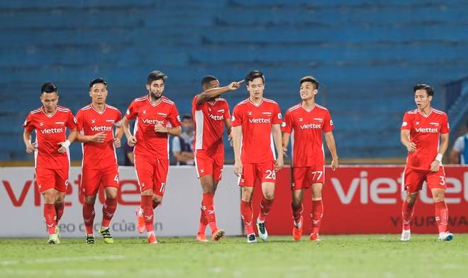 Tiền lương được nhiều người cho là một trong những nguyên nhân chính khiến đội bóng đất mỏ thua tan nát 0-4 trước một đại diện Thủ Đô ở vòng trước là Hà Nội FC. Hôm nay kịch bản ấy tưởng như đã lặp lại khi Viettel có bàn thắng mở tỷ số từ rất sớm.