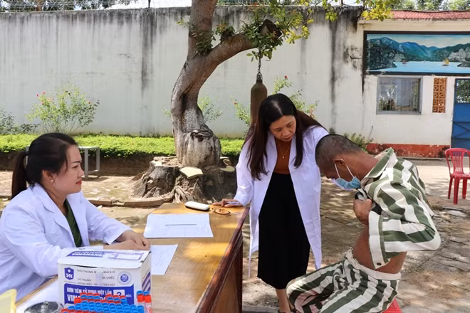 Y, bác sĩ của Trại giam Thủ Đức phối hợp với Trung tâm Phòng chống HIV/AIDS Bình Thuận thăm khám, tầm soát cho phạm nhân được chẩn đoán dương tính với HIV (hình minh họa).
