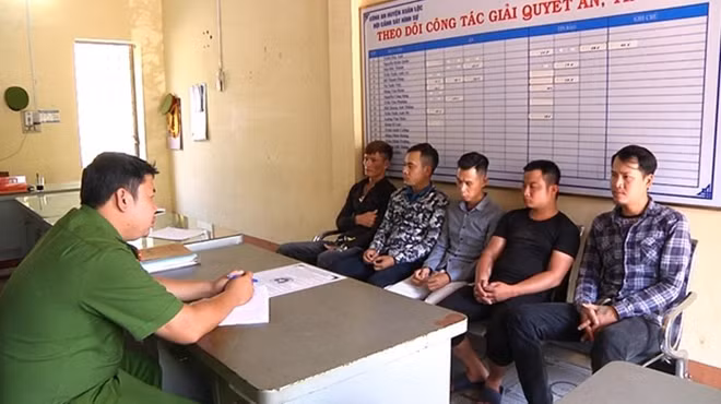 Điều tra viên lấy lời khai của các đối tượng.