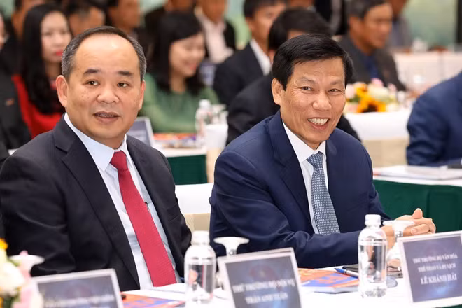 Ông Lê Khánh Hải (bên trái) đắc cử Chủ tịch VFF nhiệm kỳ 2018-2022.