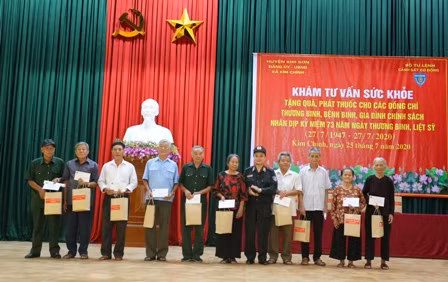 Các phần quà tổng giá trị gần 100 triệu đồng.
