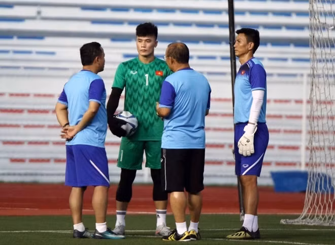 Bùi Tiến Dũng đã mất cơ hội bắt chính ở SEA Games 30. Ảnh: VFF.