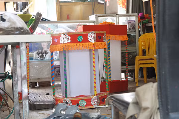 Những chiếc đèn kéo quân bán thành phẩm.