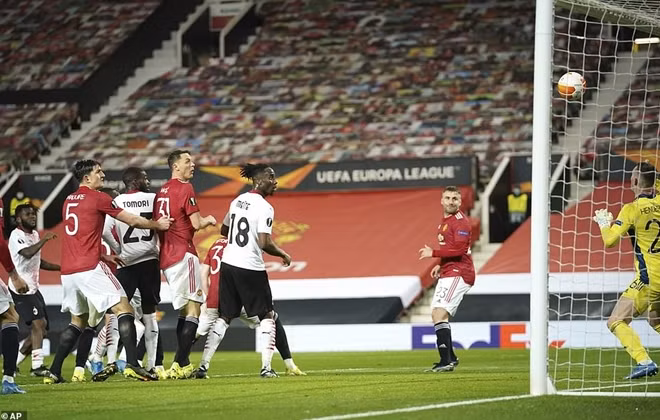 Nếu MU có Diallo thì Milan có Simon Kjaer. Trung vệ của đội bóng Italia có cú đánh đầu ở phút bù giờ thứ 2 để mang về bàn quân bình tỷ số.
