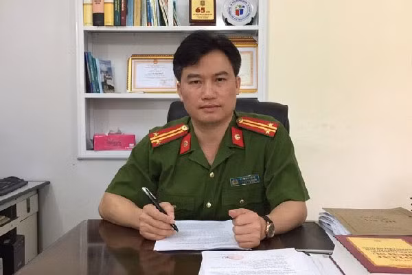 Trung tá Lê Minh Hoàn trong một ngày làm việc.