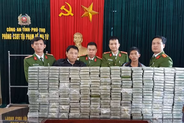 Phòng Cảnh sát điều tra tội phạm về ma túy (PC47) Công an tỉnh Phú Thọ, thu giữ tang vật là 300 bánh heroin.