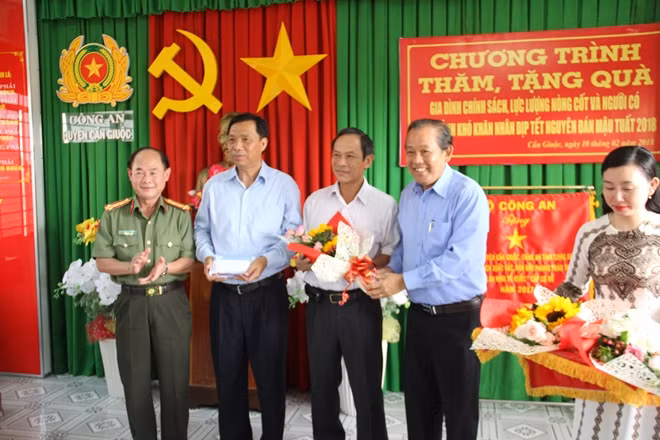 Phó Thủ tướng Thường trực Trương Hòa Bình cùng Đại tá Trần Kim Thẩm và nhà tài trợ tăng 200 triệu đồng cho Quỹ khuyến học 2 huyện Cần Giuộc, Cần Đước.