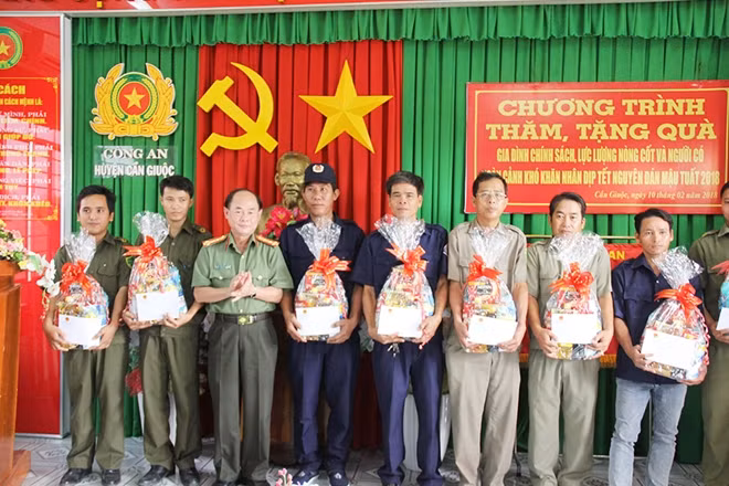 Đại tá Trần Kim Thẩm cùng nhà tài trợ tặng quà tết cho hộ chính sách ở huyện Cần Giuộc.
