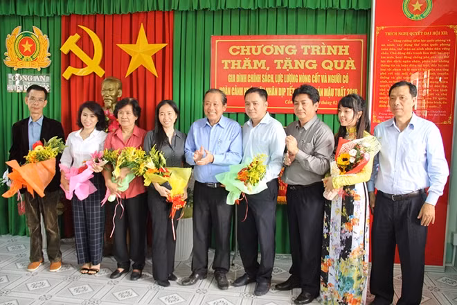 Phó Thủ tướng Thường trực Trương Hòa Bình tặng hoa cho các nhà tài trợ.