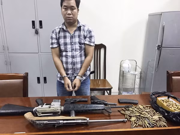 Lê Hồ Anh Khoa và tang vật.