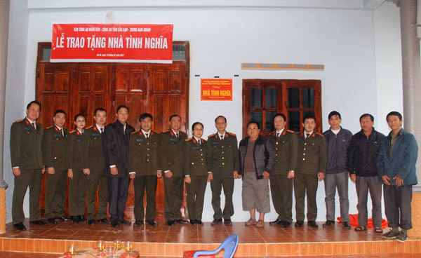 Đại diện Báo CAND, Công an tỉnh Bắc Kạn và Công ty Trung Nam bàn giao nhà tình nghĩa cho gia đình đồng chí Hồng. Đại diện Báo CAND, Công an tỉnh Bắc Kạn và Công ty Trung Nam bàn giao nhà tình nghĩa cho gia đình đồng chí Hồng.
