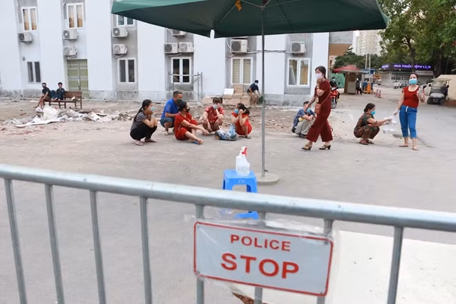 Bên trong hàng rào cách ly cũng có nhiều thân nhân của bệnh nhân chờ đợi đến thời khắc bệnh viện được phong tỏa để ra ngoài.