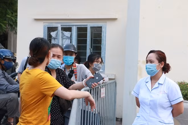 Nhiều người nhà bệnh nhân đang điều trị tại cơ sở y tế này có mặt bên ngoài cổng bệnh viện vào chiều cùng ngày.