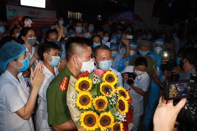 Đây thực sự là một tin vui không chỉ với tập thể nhân viên y tế và lãnh đạo của bệnh viện E mà còn của đông đảo các bệnh nhân đang điều trị tại đây.