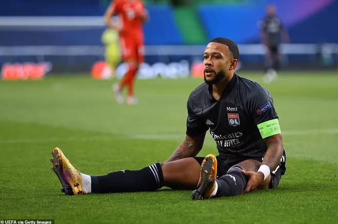 Khuôn mặt đầy tiếc nuối của Memphis Depay khi bỏ lỡ cơ hội tốt nhất của Lyon trong trận đấu này. Chỉ ít phút sau đó Bayern đã vươn lên dẫn trước và đẩy Lyon vào thế khó khăn.