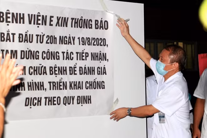 Bảng thông báo ngừng công tác khám chữa bệnh từ ngày 19/8 được dán ở cổng đã được lãnh đạo Bệnh viện E gỡ bỏ vào tối 20/8.