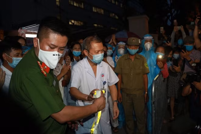 Lãnh đạo Bệnh viện E gỡ phong tỏa ngoài cổng bệnh viện. Bắt đầu từ thời điểm này, các hoạt động khám chữa bệnh và tiếp nhận bệnh nhân của cơ sở y tế này trở lại bình thường.