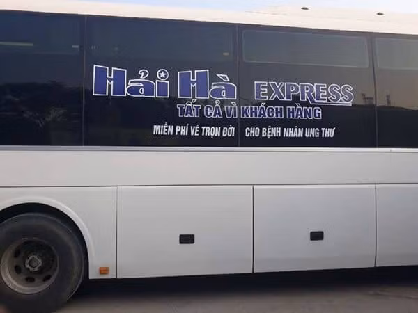Những chiếc xe của hãng Hải Hà đều được gắn lô gô "Miễn phí vé trọn đời cho bệnh nhân ung thư".