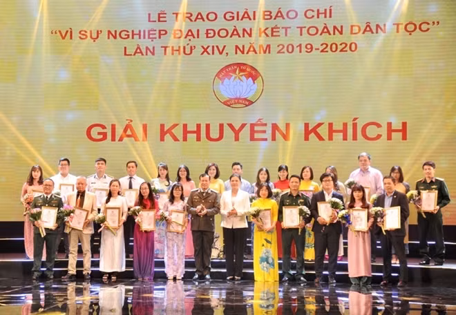 Thứ trưởng Bộ Công an Thiếu tướng Lê Tấn Tới và Chủ tịch Hội Liên hiệp Phụ nữ Việt Nam trao giải cho các tác giả, nhóm tác giả đoạt khuyến khích.