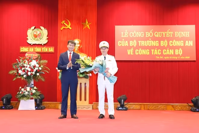 Đồng chí Trần Huy Tuấn, Phó Bí thư Tỉnh ủy, Chủ tịch UBND tỉnh Yên Bái tặng hoa chúc mừng đồng chí Thượng tá Đinh Xuân Thiệp, Phó Giám đốc Công an tỉnh.