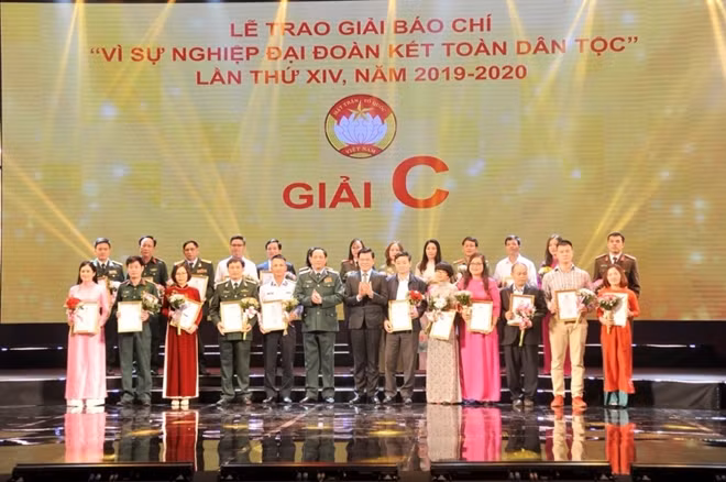 Ban tổ chức trao giải cho các tác giả, nhóm tác giả đoạt Giải C .