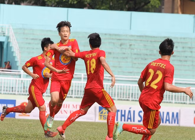 Thể Công giải thể, bóng đá áo lính phát triển trên đôi vai của những cầu thủ trẻ Viettel.