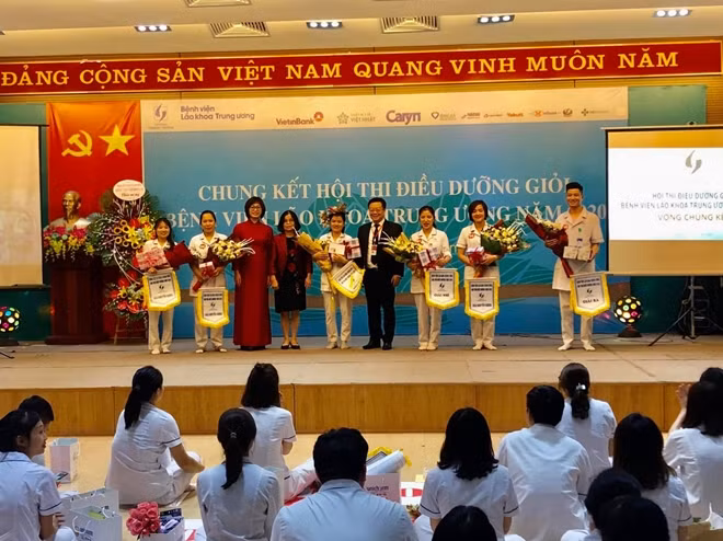 Lãnh đạo BV Lão khoa trao thưởng cho các điều dưỡng đạt giải.