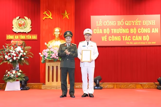 Thừa ủy quyền của Bộ trưởng Bộ Công an, Đại tá Đặng Hồng Đức, Giám đốc Công an tỉnh Yên Bái trao quyết định của Bộ trưởng Bộ Công an về việc bổ nhiệm Thượng tá Đinh Xuân Thiệp giữ chức Phó Giám đốc Công an tỉnh.