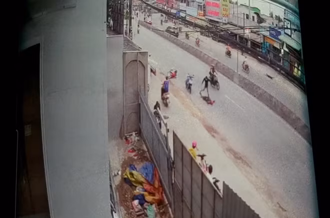 Camera an ninh ghi lại cảnh lúc xảy ra vụ việc.