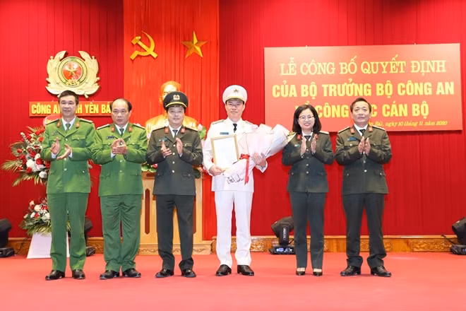 Ban Giám đốc Công an tỉnh Yên Bái tặng hoa chúc mừng Thượng tá Đinh Xuân Thiệp, Phó Giám đốc Công an tỉnh.