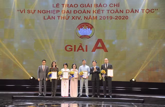 Trưởng Ban Tuyên giáo Trung ương Võ Văn Thưởng và Phó Thủ tướng Vũ Đức Đam trao giải cho các tác giả, nhóm tác giả đoạt Giải A.