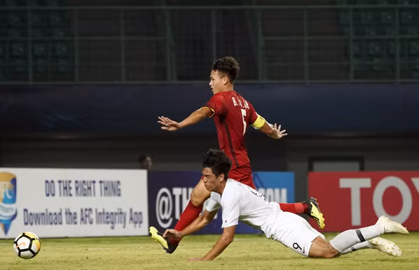 Thực sự U19 Việt Nam (áo đỏ) đã gặp nhiều bất lợi tại giải này. Ảnh: AFC Thực sự U19 Việt Nam (áo đỏ) đã gặp nhiều bất lợi tại giải này. Ảnh: AFC
